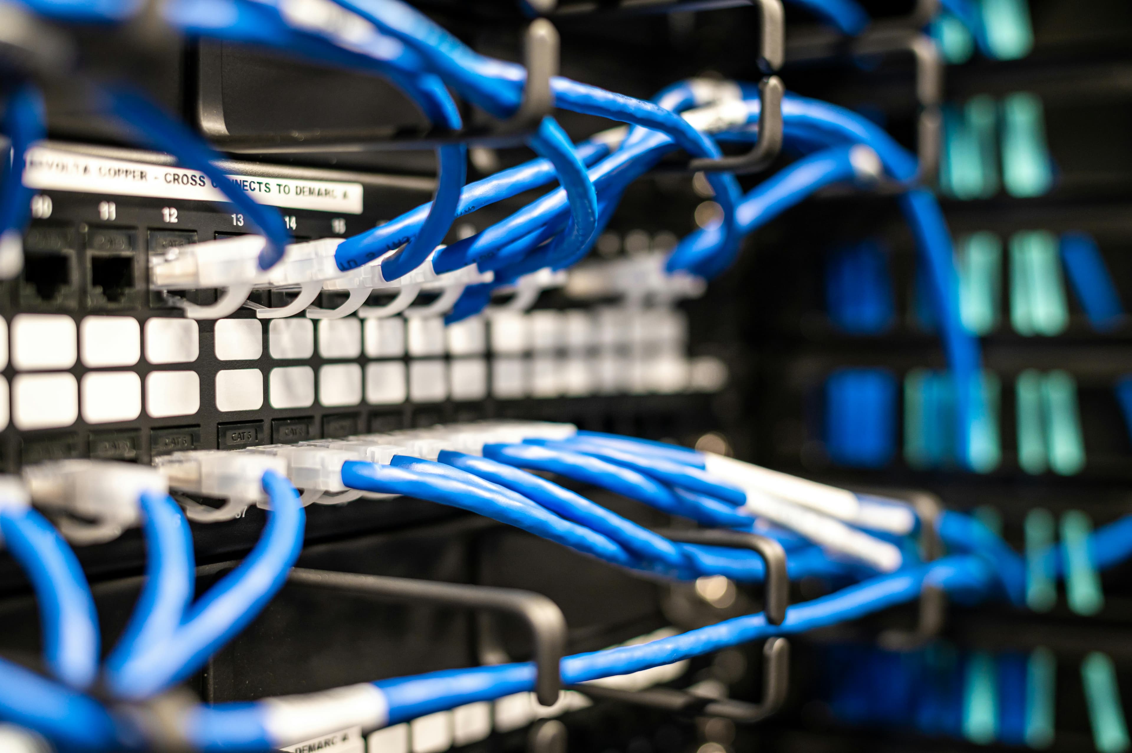 Técnicos certificados en instalación de redes empresariales